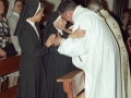 Actos religiosos en homenaje a dos monjas : un clérigo saluda a una de las religiosas homenajeadas
