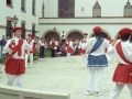 Actos en homenaje a dos religiosas : dantzaris bailando junto a la iglesia de las Hermanas Hospitalarias