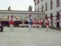 Actos en homenaje a dos religiosas : dantzaris bailando junto a la iglesia de las Hermanas Hospitalarias