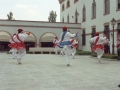 Actos en homenaje a dos religiosas : dantzaris bailando junto a la iglesia de las Hermanas Hospitalarias