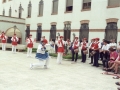 Actos en homenaje a dos monjas : dantzaris bailando junto a la iglesia de las Hermanas Hospitalarias