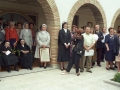 Actos en homenaje a dos monjas : las religiosas homenajeadas se encuentran sentadas bajo uno de los arcos de la iglesia de las Hermanas Hospitalarias. Entre los asistentes el alcalde Angel Iturbe