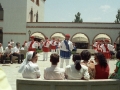 Actos en homenaje a dos religiosas : dantzaris bailando junto a la iglesia de las Hermanas Hospitalarias