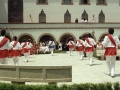 Actos en homenaje a dos religiosas : dantzaris bailando arku-dantza junto a la iglesia de las Hermanas Hospitalarias