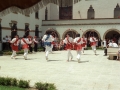 Actos en homenaje a dos religiosas : dantzaris bailando arku-dantza junto a la iglesia de las Hermanas Hospitalarias