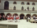 Actos en homenaje a dos religiosas : dantzaris bailando arku-dantza junto a la iglesia de las Hermanas Hospitalarias