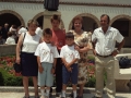 Grupo de personas junto a la iglesia de las Hermanas Hospitalarias, en los actos de homenaje a dos religiosas