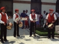 Actos en homenaje a dos religiosas : txistularis tocando junto a la iglesia de las Hermanas Hospitalarias