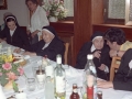 Celebración del homenaje a dos monjas : las homenajeadas se encuentran sentadas en el centro