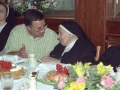 Celebración del homenaje a dos monjas : el alcade de Oñati Angel Iturbe conversa con una de las homenajeadas