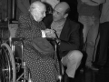 Eli Galdós junto a la señorita Visi en un momento del homenaje, en el Salón de plenos del ayuntamiento