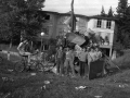 Jóvenes junto a una hoguera