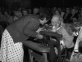 Una señora se aproxima a la señorita Visi durante los actos en su homenaje