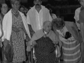 Srta. Visi junto con otras personas, en la plaza de los Fueros, durante los actos en su homenaje