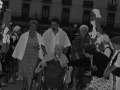Srta. Visi junto con otras personas, en la plaza de los Fueros, durante los actos en su homenaje