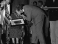 Entrega de una placa a la señorita Visi en el Salón de plenos del ayuntamiento. Entre los asistentes a los actos de homenaje, Eli Galdós