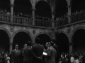 Actuación de un coro en el centro del claustro de la Universidad