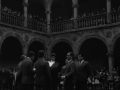 Actuación de un coro en el centro del claustro de la Universidad