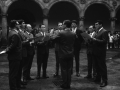 Actuación de coro en el centro del claustro de la Universidad