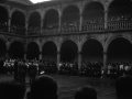 Actuación de coro en el centro del claustro de la Universidad