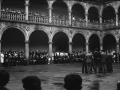 Actuación de coro en el centro del claustro de la Universidad