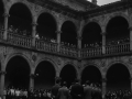 Actuación de coro en el centro del claustro de la Universidad