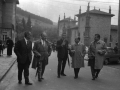 Autoridades a la salida del homenaje. Al fondo, la Universidad