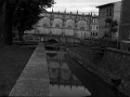 El puente del matadero y al fondo el exterior del claustro de la iglesia de San Miguel