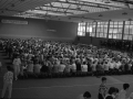 Los asistentes al acto durante la comida en el polideportivo Zubikoa