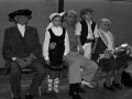 Eli Galdos, alcalde de la localidad, junto a la pareja homenajeada
