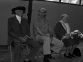 Eli Galdos, alcalde de la localidad, junto a la pareja homenajeada