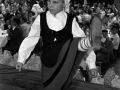 Una niña bailando el aurresku