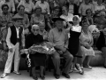 Dos dantzaris entregando unos recordatorios a los homenajeados