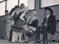 Actos de homenaje a los jubilados : dos jóvenes dantzaris saludan a los homenajeados. A la izquierda de ellos, Eli Galdos