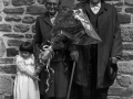 Pareja de señores homenajeados junto con una niña