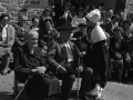Una niña se acerca a la pareja de ancianos homenajeada