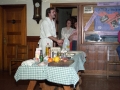 Cocinero trabajando sobre una mesa