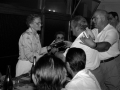 La homenajeada recibiendo un ramo de flores