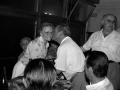 La homenajeada recibiendo una placa conmemorativa