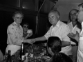La homenajeada recibiendo un regalo conmemorativo