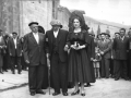 Santiago Guridi frente a la iglesia de San Miguel