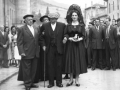Santiago Guridi frente a la iglesia de San Miguel