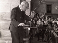 El director musical y compositor Antonino Ibarrondo dirigiendo la banda de música