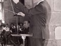 El director musical y compositor Antonino Ibarrondo dirigiendo la banda de música