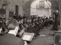 El director musical y compositor Antonino Ibarrondo dirigiendo la banda de música