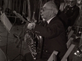 El director musical y compositor Antonino Ibarrondo tocando una tuba