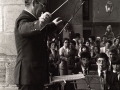 Director dirigiendo la banda de música