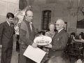 Eli Galdos le entrega un obsequio al director musical y compositor Antonino Ibarrondo