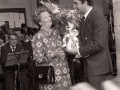 Entrega de un ramo de flores a una señora