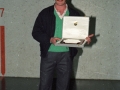 Hombre mostrando la placa con la que ha sido galardonado en el homenaje al pelotari Aguiriano